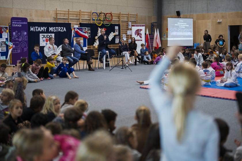 Lekcja WF-u z mistrzem olimpijskim w szkole przy ul. Cynamonowej