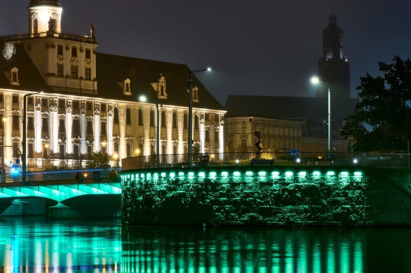 Próby iluminacji na mostach Uniwersyteckich. Zdjęcie z 8 października 2025 r.