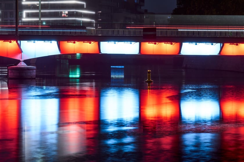 Próby iluminacji na mostach Uniwersyteckich. Zdjęcie z 8 października 2025 r.