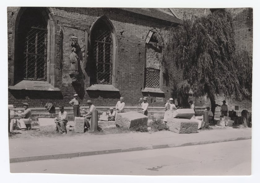 Odbudowa katedry na Ostrowie Tumskim, 1948