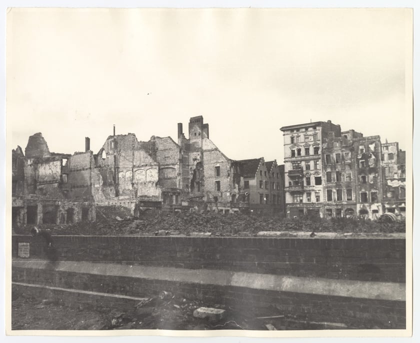 Plac Nowy Targ. Pierzeje zachodnia i polnocna, 1945