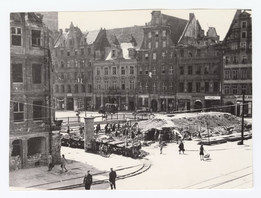 Rynek. Selekcja gruz&oacute;w zgromadzonych w p&oacute;łnocno-zachodniej części placu, 1946