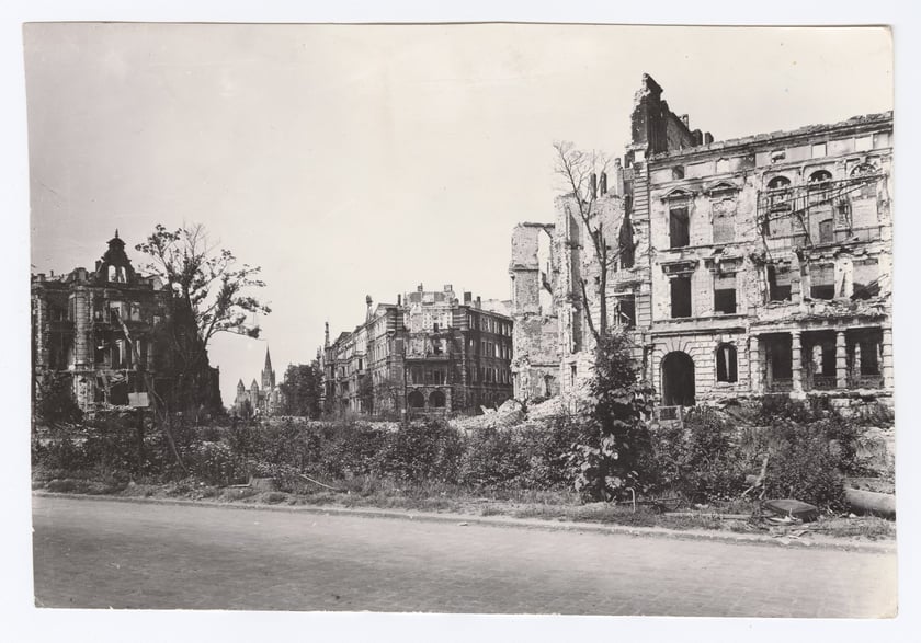 Ulica Powstańc&oacute;w Śląskich, w okolicy skrzyzowania z ulicami Szcześliwą i Kruczą, 1945