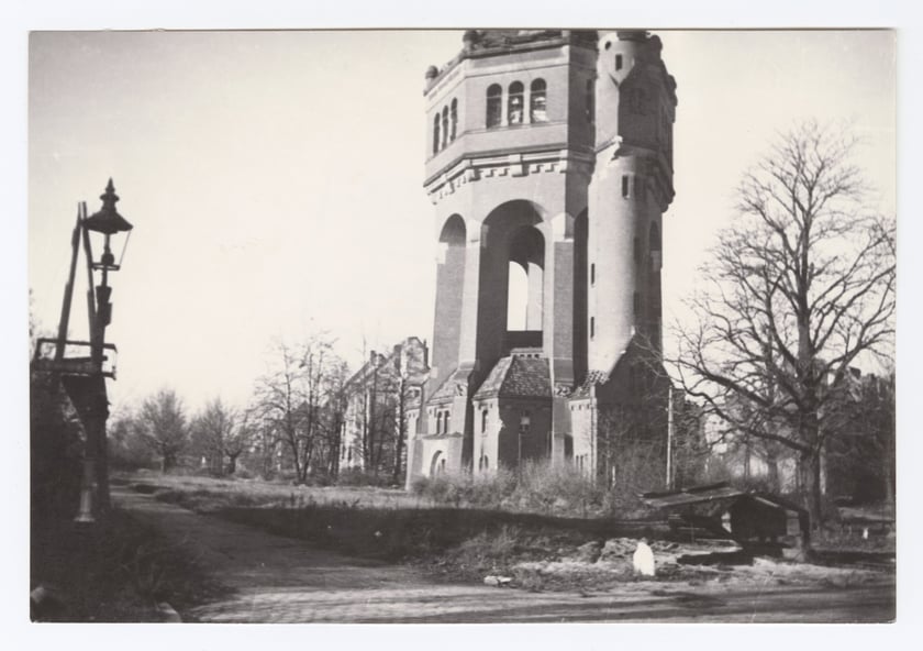 Wieża ciśnień przy ul. Sudeckiej, 1946