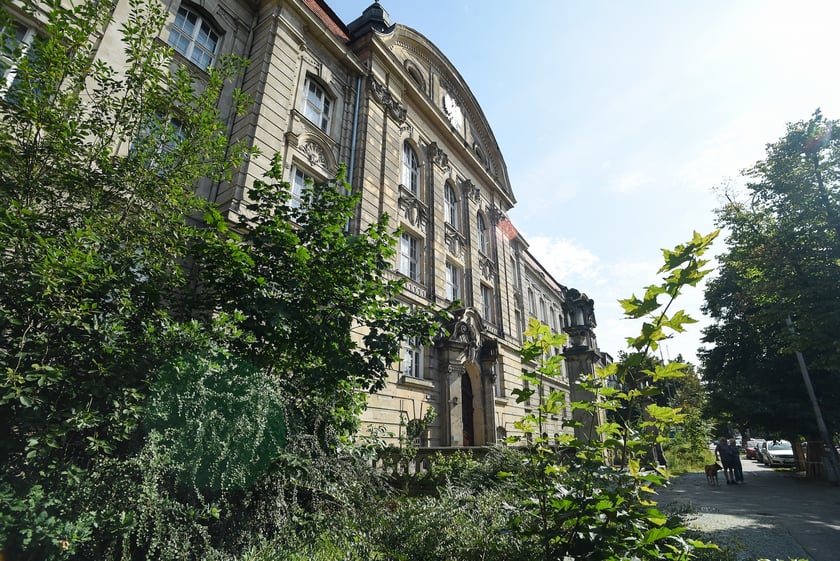 Neobarokowy gmach pod adresem Powstańców Śląskich 134-138, widok z roku 2025