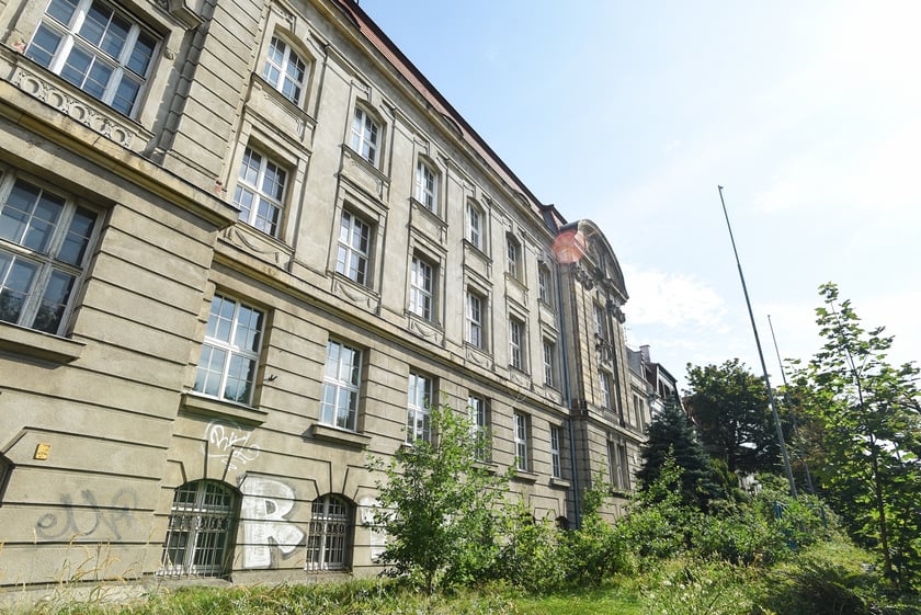 Neobarokowy gmach pod adresem Powstańców Śląskich 134-138, widok z roku 2025