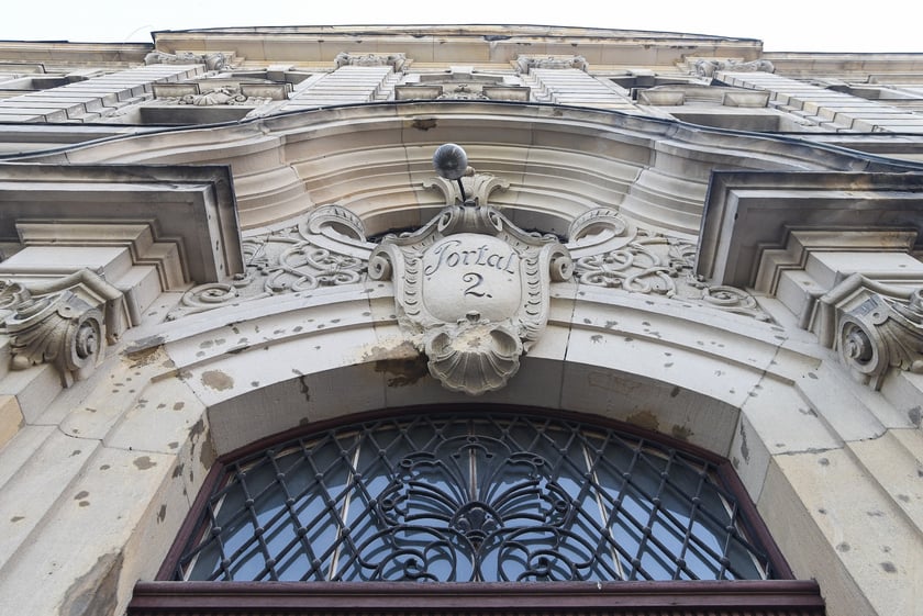 Neobarokowy gmach pod adresem Powstańców Śląskich 134-138, widok z roku 2025