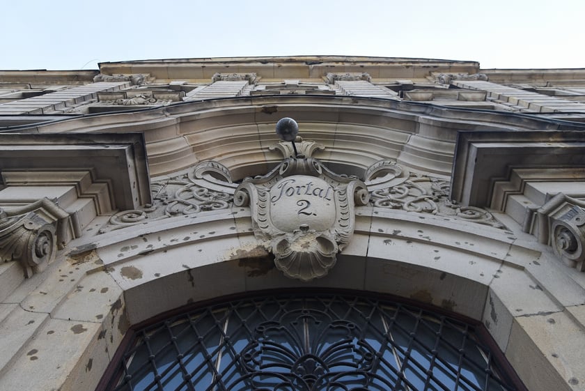 Neobarokowy gmach pod adresem Powstańców Śląskich 134-138, widok z roku 2025