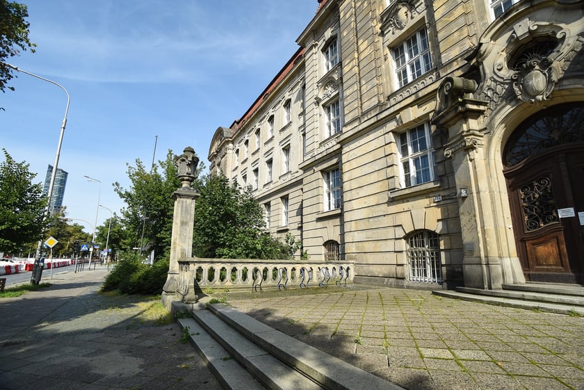 Neobarokowy gmach pod adresem Powstańców Śląskich 134-138, widok z roku 2025