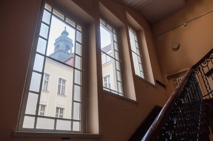 Neobarokowy gmach pod adresem Powstańców Śląskich 134-138, widok z roku 2025