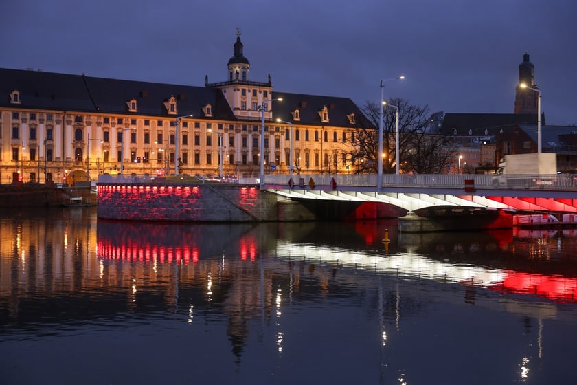 Mosty Uniwersyteckie podświetlone na biało-czerwono w poniedziałkowy wieczór 10 listopada. Tak będą też wyglądać w święto 11 Listopada