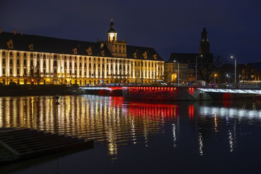 Mosty Uniwersyteckie podświetlone na biało-czerwono w poniedziałkowy wieczór 10 listopada. Tak będą też wyglądać w święto 11 Listopada