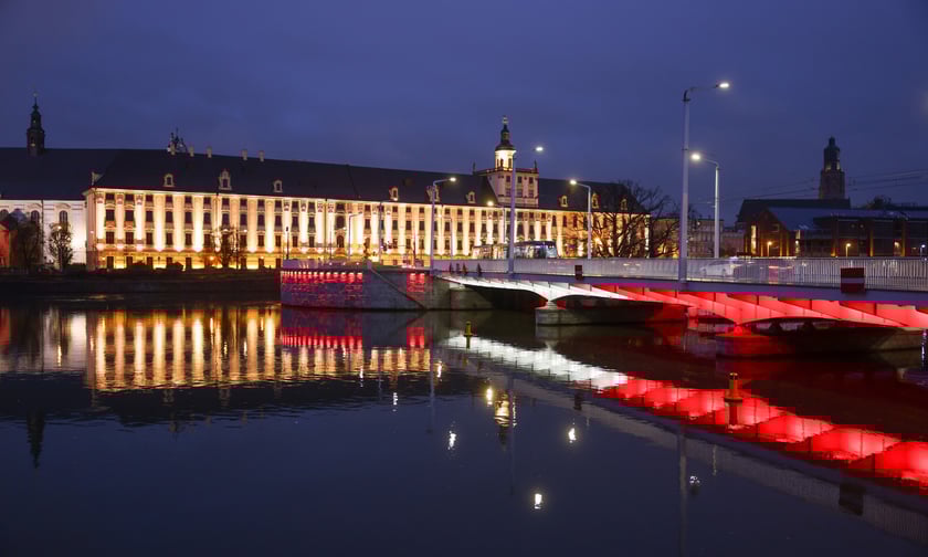 Mosty Uniwersyteckie podświetlone na biało-czerwono w poniedziałkowy wieczór 10 listopada. Tak będą też wyglądać w święto 11 Listopada