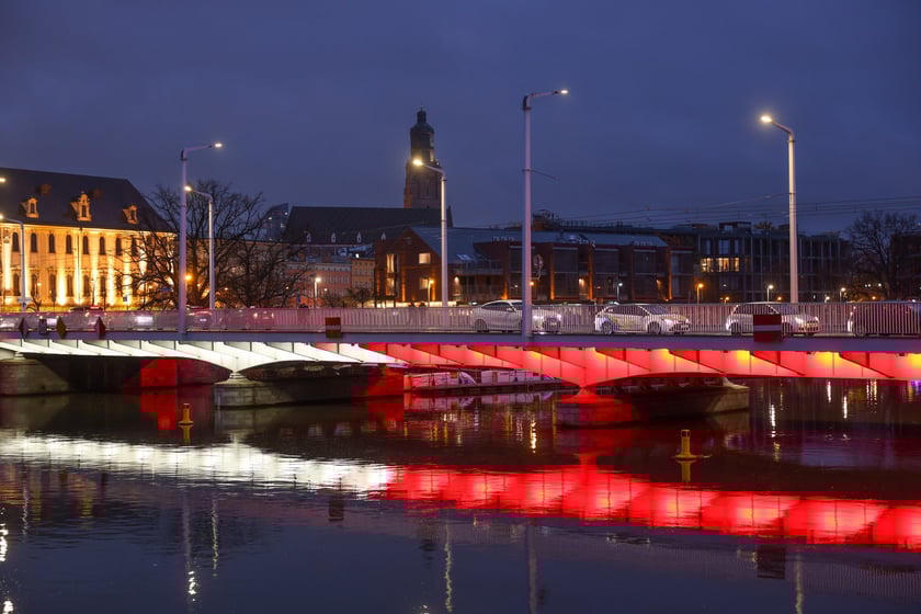 Mosty Uniwersyteckie podświetlone na biało-czerwono w poniedziałkowy wieczór 10 listopada. Tak będą też wyglądać w święto 11 Listopada