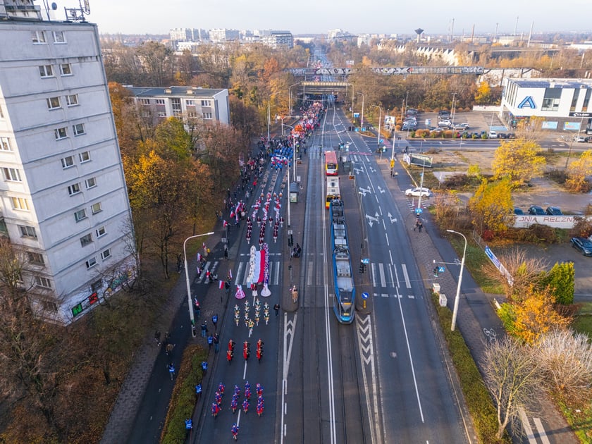 Radosna Parada Niepodległości przeszła z Centrum Historii Zajezdnia przy ul. Grabiszyńskiej na wrocławski Rynek