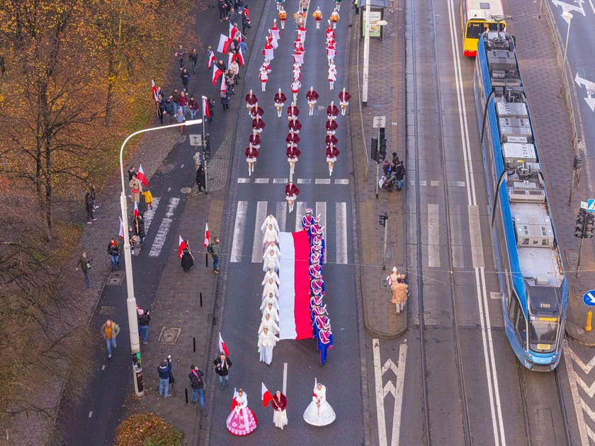 Radosna Parada Niepodległości przeszła z Centrum Historii Zajezdnia przy ul. Grabiszyńskiej na wrocławski Rynek