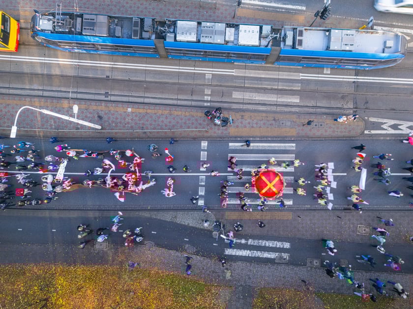 Radosna Parada Niepodległości przeszła z Centrum Historii Zajezdnia przy ul. Grabiszyńskiej na wrocławski Rynek