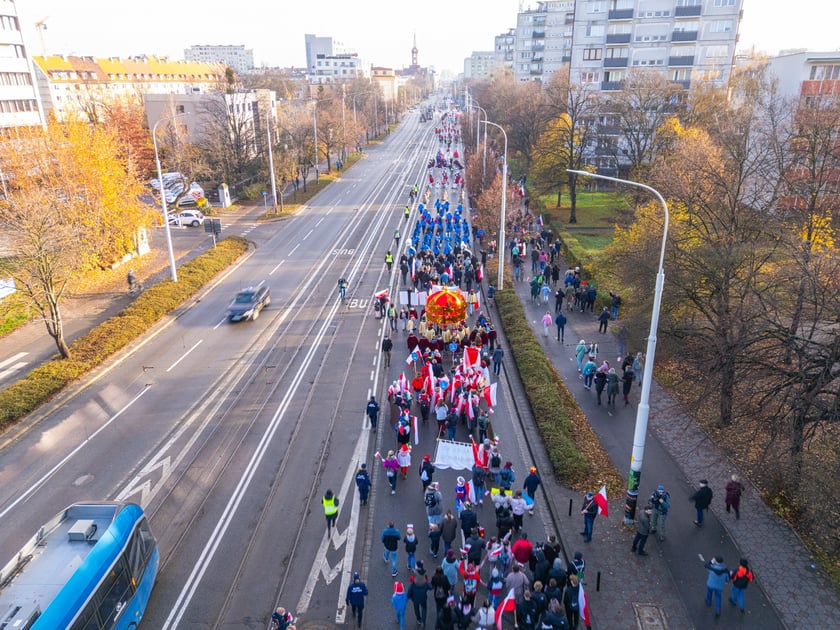 Radosna Parada Niepodległości przeszła z Centrum Historii Zajezdnia przy ul. Grabiszyńskiej na wrocławski Rynek