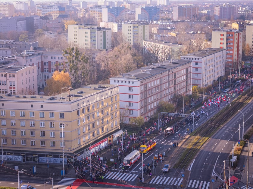 Radosna Parada Niepodległości przeszła z Centrum Historii Zajezdnia przy ul. Grabiszyńskiej na wrocławski Rynek