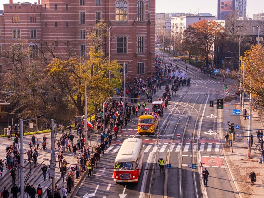 Radosna Parada Niepodległości przeszła z Centrum Historii Zajezdnia przy ul. Grabiszyńskiej na wrocławski Rynek