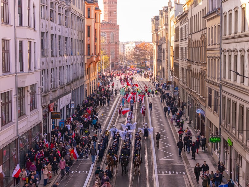 Radosna Parada Niepodległości przeszła z Centrum Historii Zajezdnia przy ul. Grabiszyńskiej na wrocławski Rynek