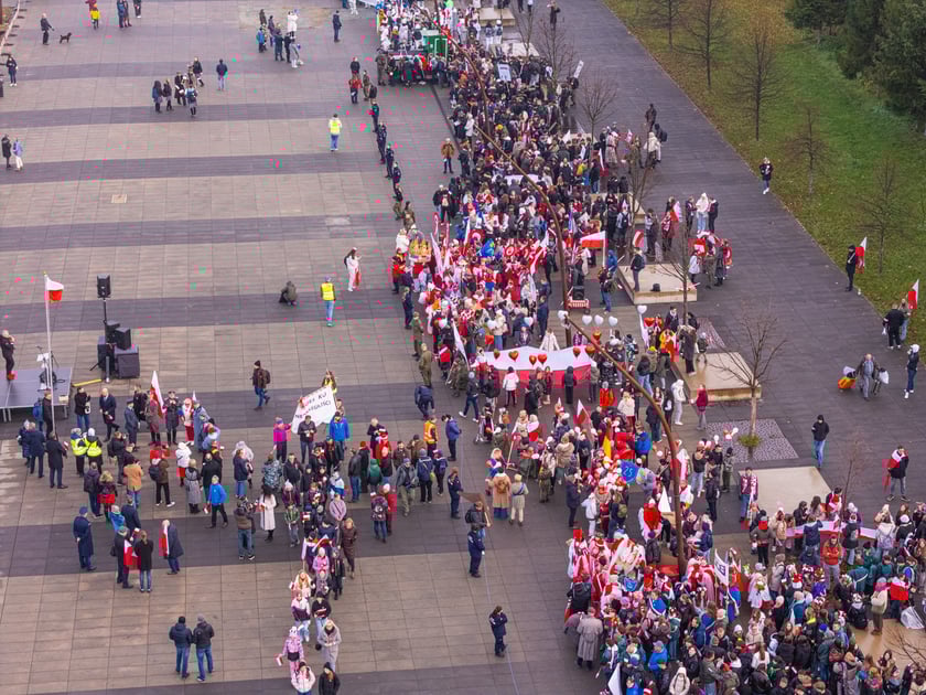 Radosna Parada Niepodległości przeszła z Centrum Historii Zajezdnia przy ul. Grabiszyńskiej na wrocławski Rynek