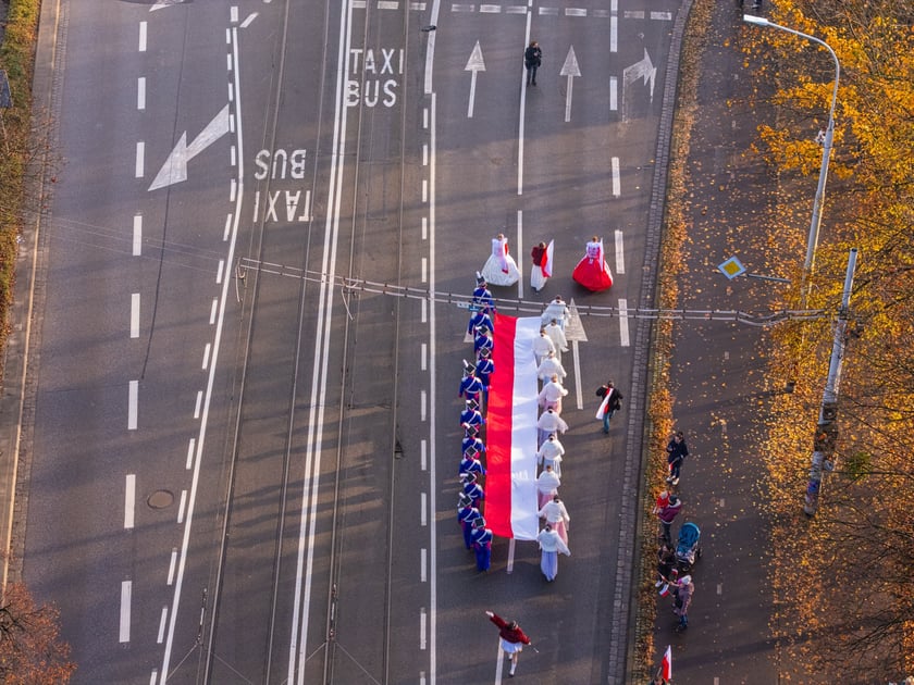 Radosna Parada Niepodległości przeszła z Centrum Historii Zajezdnia przy ul. Grabiszyńskiej na wrocławski Rynek