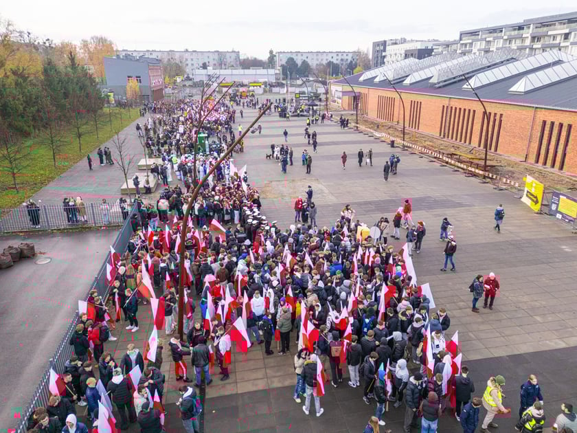 Radosna Parada Niepodległości przeszła z Centrum Historii Zajezdnia przy ul. Grabiszyńskiej na wrocławski Rynek