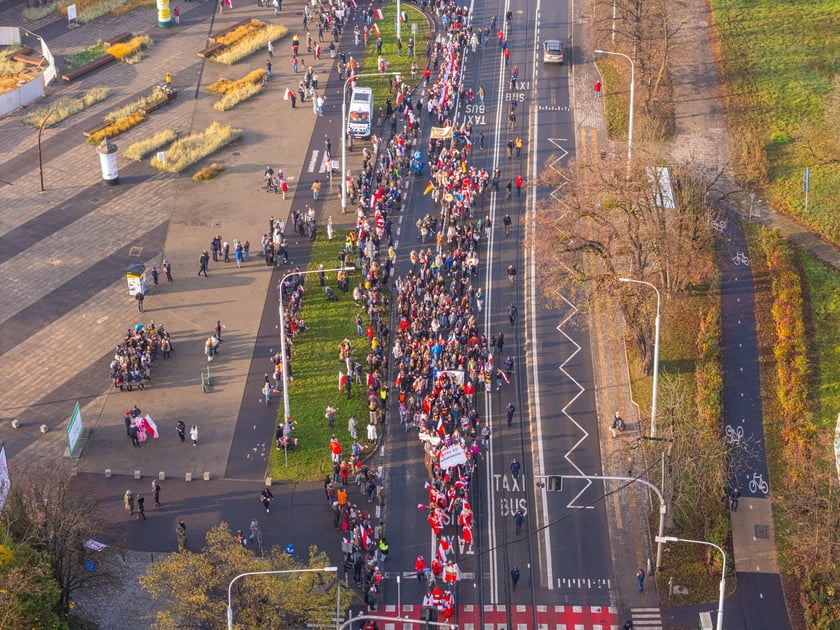Radosna Parada Niepodległości przeszła z Centrum Historii Zajezdnia przy ul. Grabiszyńskiej na wrocławski Rynek