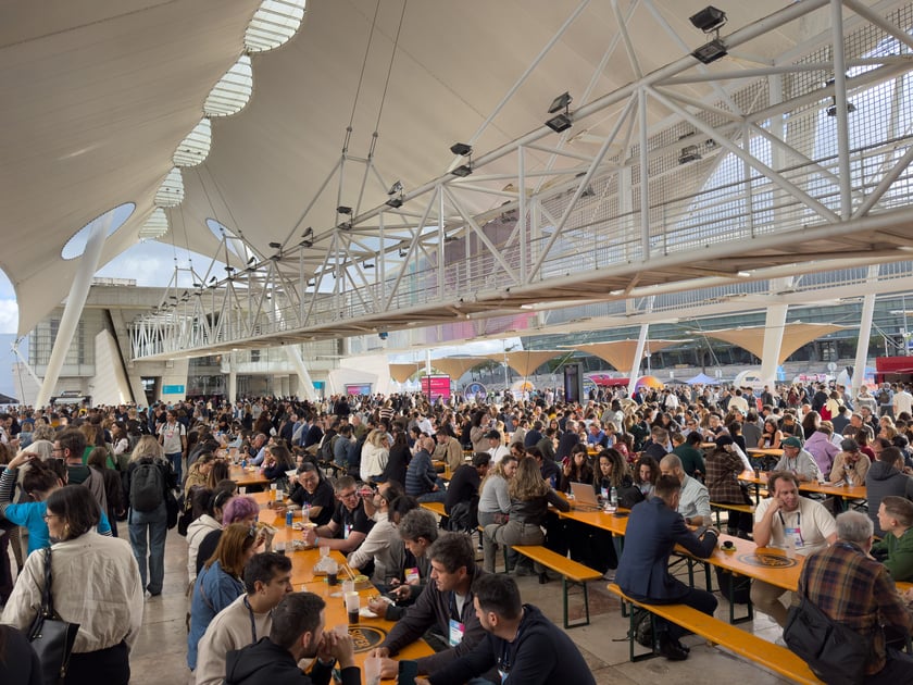 Web Summit 2025 - startupy z Wrocławia i regionu prezentują się na stoisku Dolnego Śląska