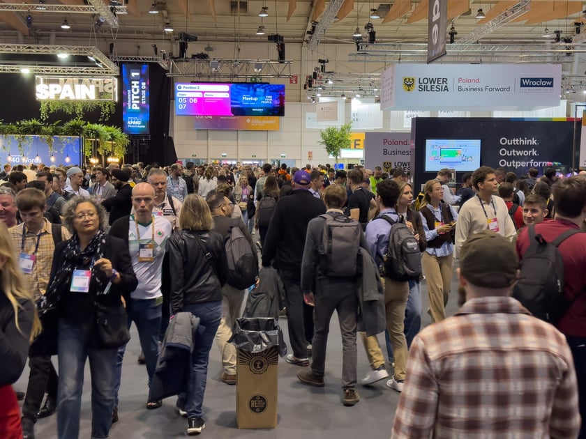 Web Summit 2025 - startupy z Wrocławia i regionu prezentują się na stoisku Dolnego Śląska