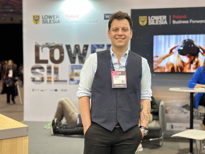 Web Summit 2025 - startupy z Wrocławia i regionu prezentują się na stoisku Dolnego Śląska