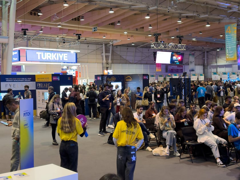 Web Summit 2025 - startupy z Wrocławia i regionu prezentują się na stoisku Dolnego Śląska