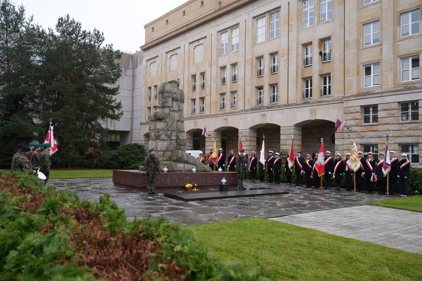 Uroczystość złożenia kwiat&oacute;w pod Pomnikiem Martyrologii Profesor&oacute;w Lwowskich w sobotę 15 listopada