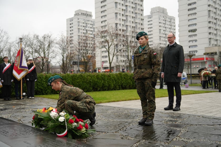 Uroczystość złożenia kwiat&oacute;w pod Pomnikiem Martyrologii Profesor&oacute;w Lwowskich w sobotę 15 listopada