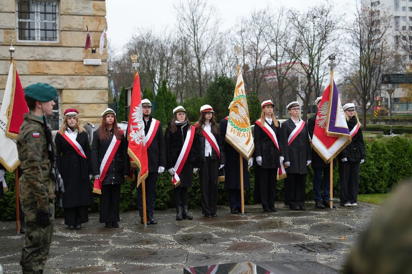 Uroczystość złożenia kwiat&oacute;w pod Pomnikiem Martyrologii Profesor&oacute;w Lwowskich w sobotę 15 listopada