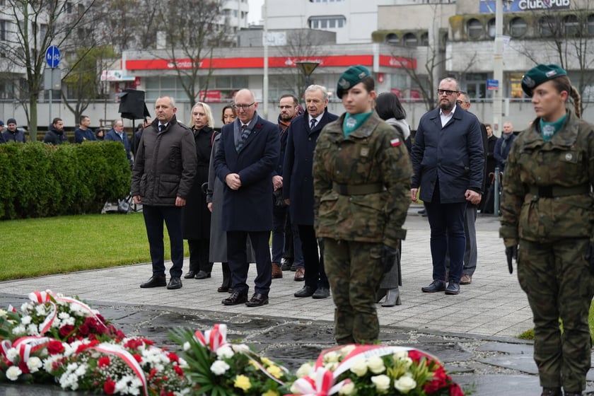 Uroczystość złożenia kwiat&oacute;w pod Pomnikiem Martyrologii Profesor&oacute;w Lwowskich w sobotę 15 listopada