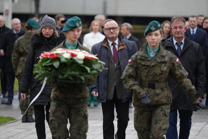Uroczystość złożenia kwiat&oacute;w pod Pomnikiem Martyrologii Profesor&oacute;w Lwowskich w sobotę 15 listopada