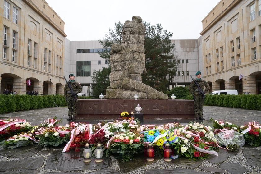 Uroczystość złożenia kwiat&oacute;w pod Pomnikiem Martyrologii Profesor&oacute;w Lwowskich w sobotę 15 listopada