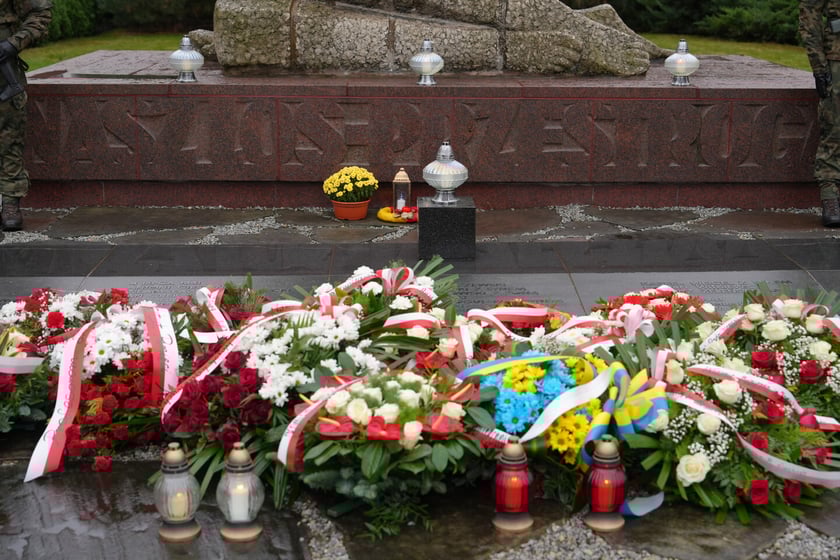 Uroczystość złożenia kwiat&oacute;w pod Pomnikiem Martyrologii Profesor&oacute;w Lwowskich w sobotę 15 listopada