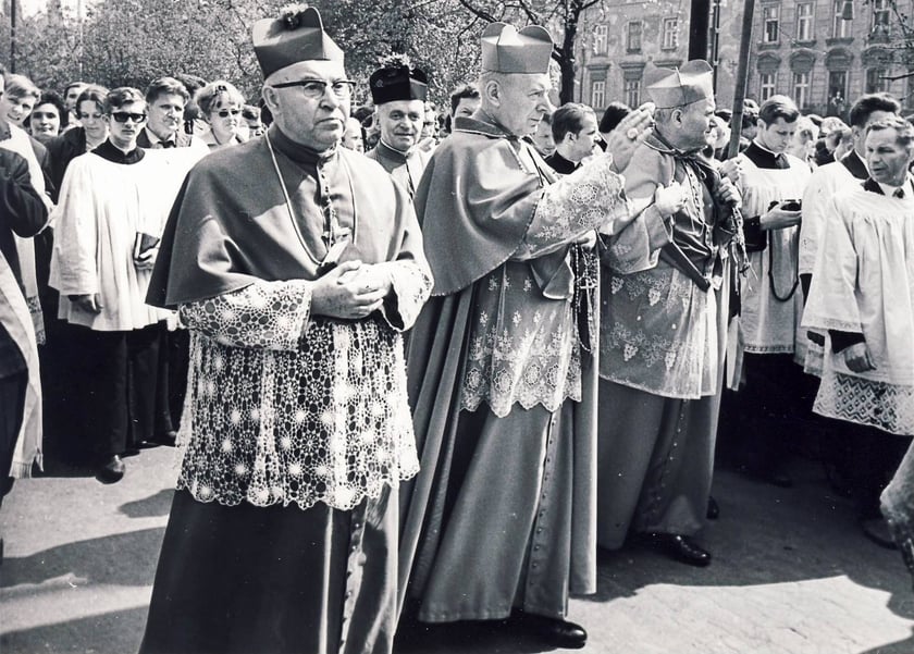 Uroczystości z udziałem kardynałów Bolesława Kominka, Stefana Wyszyńskiego i Karola Wojtyły (od lewej)