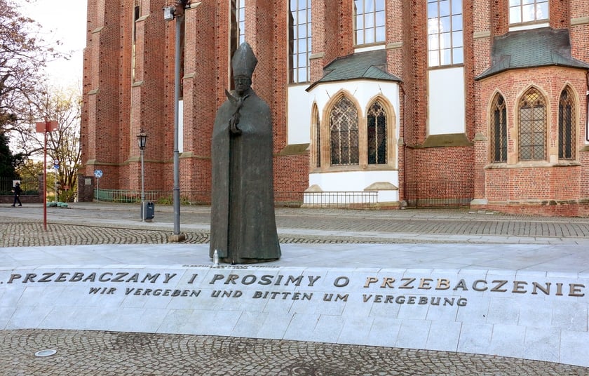 Pomnik Kardynała Bolesława Kominka na Ostrowie Tumskim we Wrocławiu