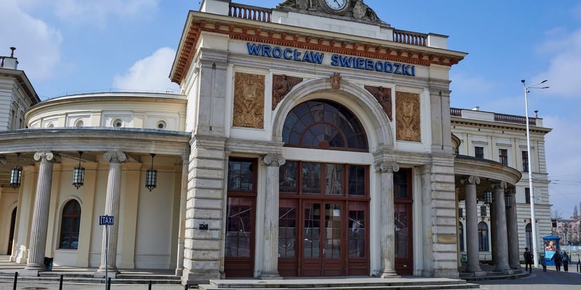 Powiększ obraz: Budynek Dworca Świebodzkiego - główne wejście