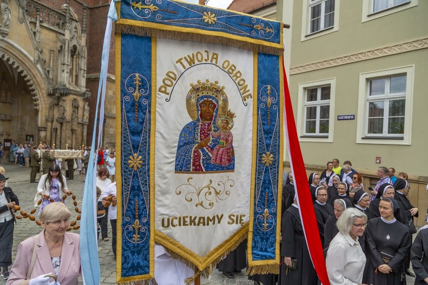 największa procesja we Wrocławiu przeszła z katedry na Ostrowie Tumskim do kościoła garnizonowego w Rynku, 16 czerwca 2022 r.