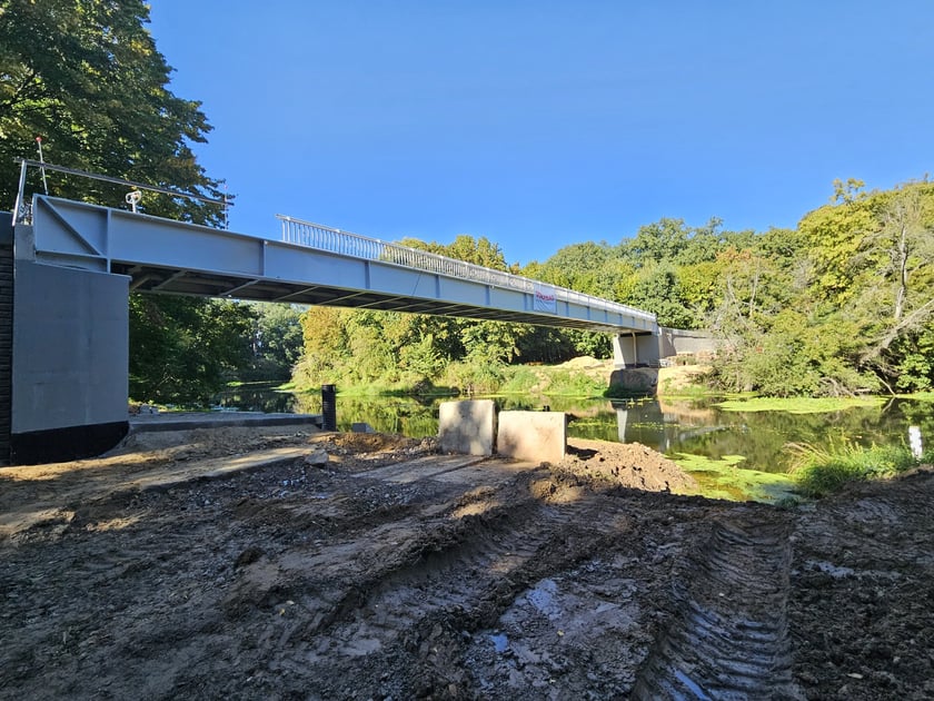 Powiększ obraz: Postęp prac przy budowie kładki nad Widawą  - zdjęcia z końca września i końca października 2025 r.