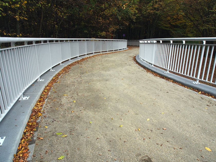 Powiększ obraz: Postęp prac przy budowie kładki nad Widawą  - zdjęcia z końca września i końca października 2025 r.