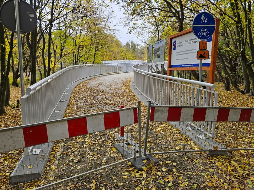 Powiększ obraz: Postęp prac przy budowie kładki nad Widawą  - zdjęcia z końca września i końca października 2025 r.