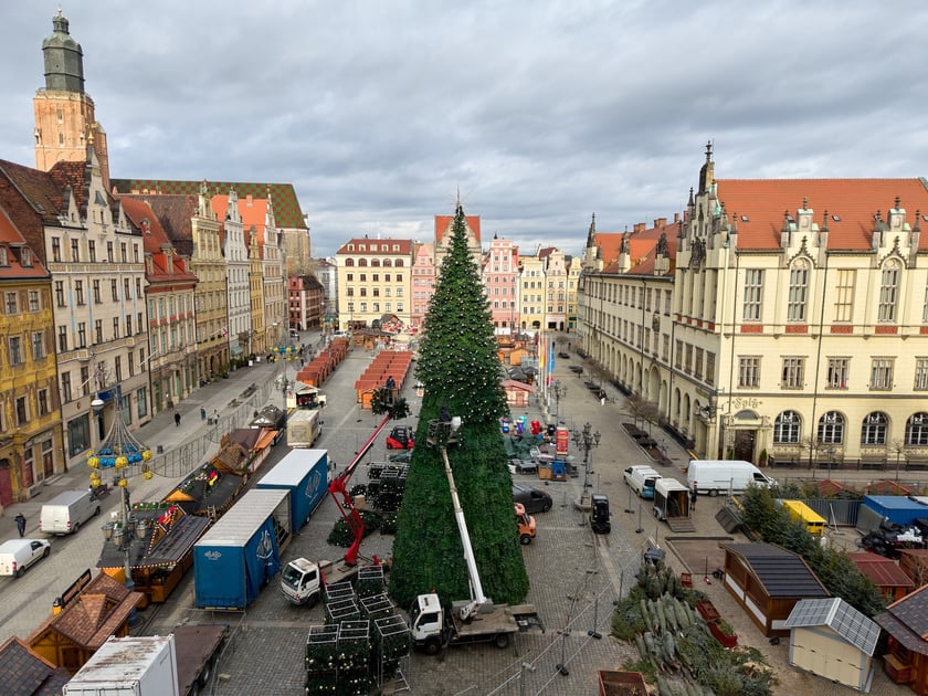 Choinka na Rynku w budowie 18 listopada 2025 roku