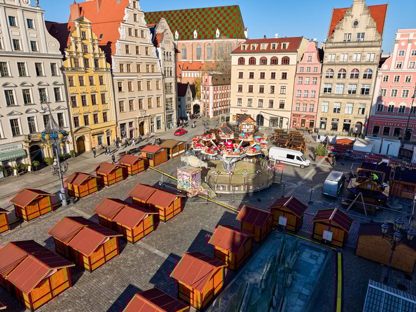 Budowa Wrocławskiego Jarmarku Bożonarodzeniowego, 19 listopada 2025