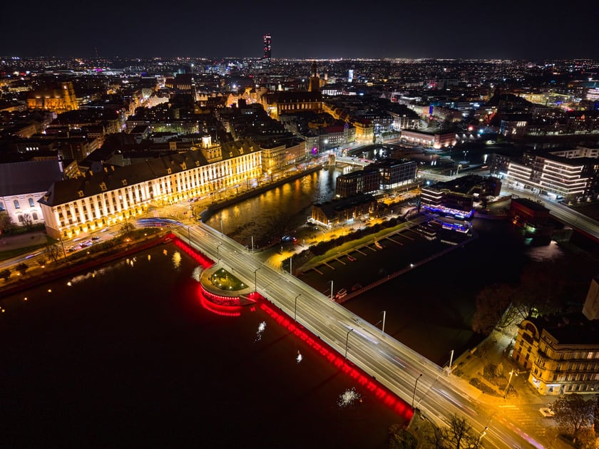 Mosty Uniwersyteckie rozświetlone na czerwono - 19 listopada 2025 r.